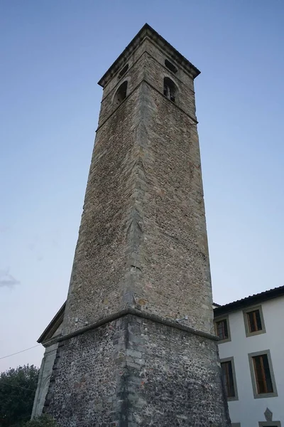 意大利托斯卡纳Garfagnana的Saints Peter和Paul Castelnuovo教堂钟楼 — 图库照片
