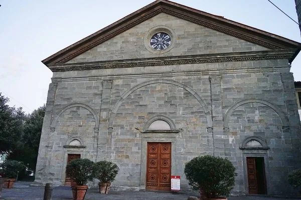 Πρόσοψη Της Εκκλησίας Των Αγίων Πέτρου Και Παύλου Castelnuovo Garfagnana — Φωτογραφία Αρχείου