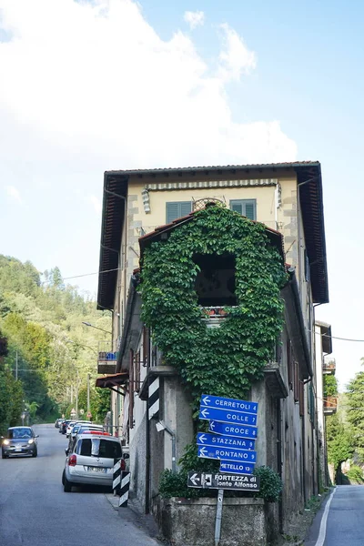 Balkon Mit Efeu Castelnuovo Garfagnana Toskana Italien — Stockfoto