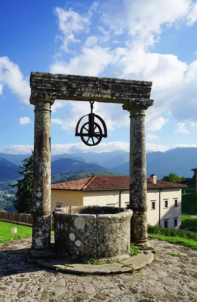 Antico Pozzo Nella Fortezza Mont Alfonso Castelnuovo Garfagnana Toscana Italia — Foto Stock