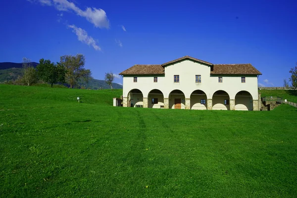 Hus Med Buer Restaurert Festningen Mont Alfonso Castelnuovo Garfagnana Toscana – stockfoto