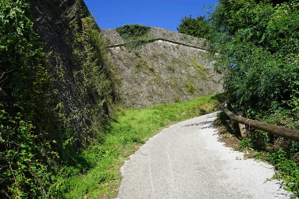 カステルヌオーヴォ ガルファニャーナのモンアルフォンソ要塞の古代の壁 トスカーナ州 イタリア — ストック写真