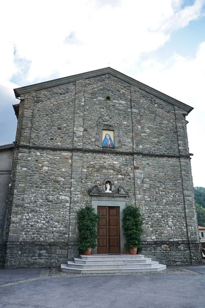 Piazza Serchio Tuscany Talya Daki Aziz Peter Kilisesi Nin Cephesi — Stok fotoğraf