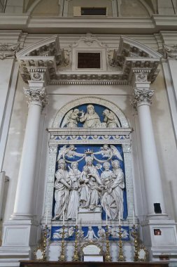Garfagnana, Toskana, İtalya 'da San Jacopo Gallicano Kilisesi' nde seramik bas-rahatlama