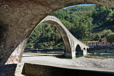 Borgo 'da şeytanın çağırdığı Maddalena Köprüsü Garfagnana, Toskana, İtalya' da bir Mozzano.