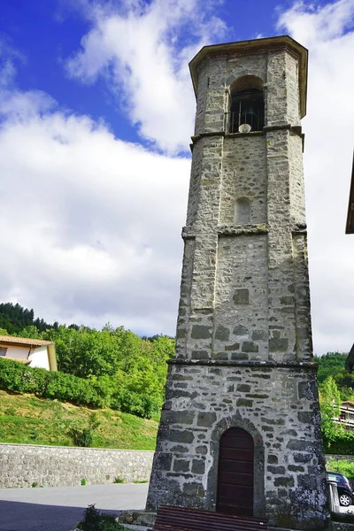 ドニーノ教会の鐘楼 ガルファニャーナのセルキオ広場の集落 トスカーナ州 イタリア — ストック写真