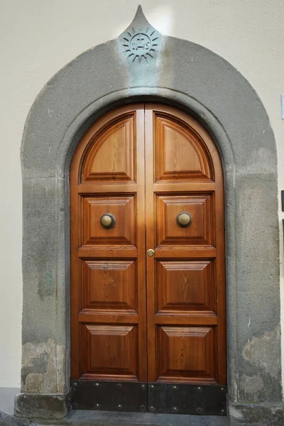 イタリア トスカーナ州GarfagnanaのMolazzanaの村で腕のコートを持つ古いドア — ストック写真