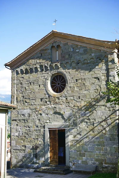 Πρόσοψη Της Εκκλησίας Του San Jacopo Gallicano Στην Garfagnana Τοσκάνη — Φωτογραφία Αρχείου