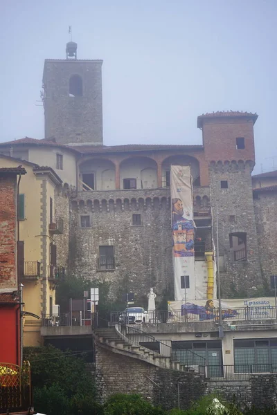 Vista Castelnuovo Garfagnana Envolto Nevoeiro Toscana Itália — Fotografia de Stock