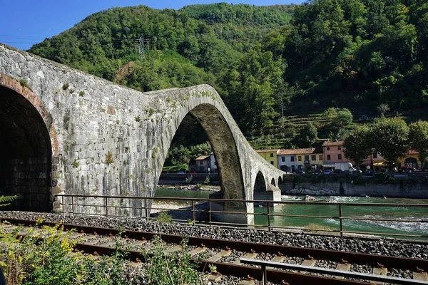 Borgo 'da şeytanın çağırdığı Maddalena Köprüsü Garfagnana, Toskana, İtalya' da bir Mozzano.