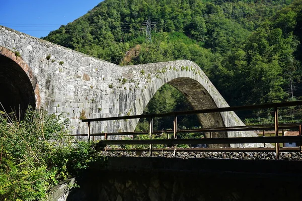 Borgo 'da şeytanın çağırdığı Maddalena Köprüsü Garfagnana, Toskana, İtalya' da bir Mozzano.