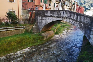 Carrara, Tuscany, İtalya 'daki Carrione Nehri üzerindeki Gözyaşı Köprüsü