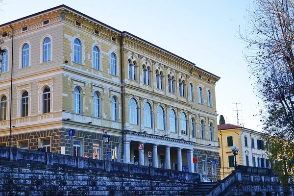 Budynek Szkoły Aurelio Saffi Placu Gramsci Carrara Toskania Włochy — Zdjęcie stockowe