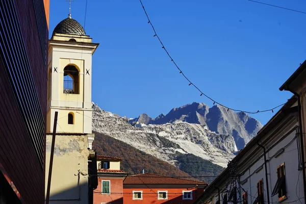 Uitzicht Apuane Alpen Vanuit Het Centrum Van Carrara Toscane Italië — Stockfoto