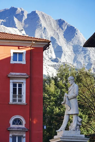 Statue Carrara Apuan Alps Background Tuscany Italy — Photo