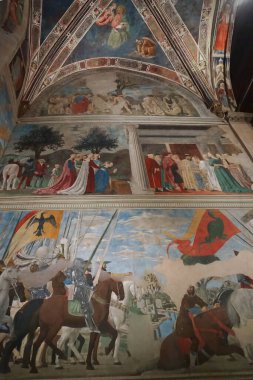 Arezzo, Tuscany, İtalya 'daki San Francesco Bazilikasının içindeki freskler