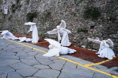 İtalya 'nın tarihi Arezzo şehrinde tiyatro gösterisi