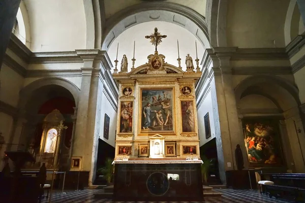 イタリア トスカーナ州アレッツォにあるサン フランチェスコ大聖堂の内部 — ストック写真