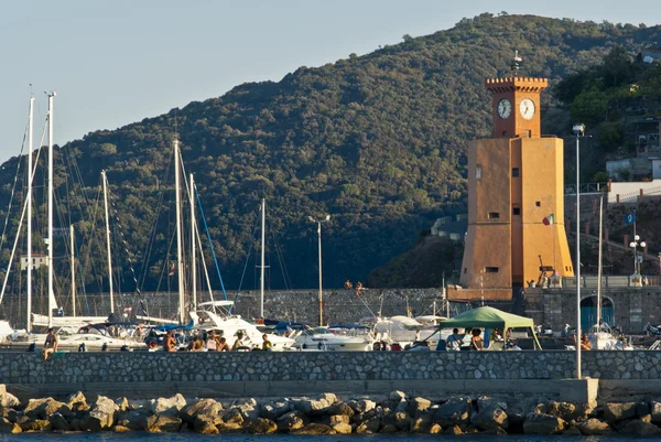 La torre del reloj en de Rio Marina, Isla Elba - Toscana —  Fotos de Stock