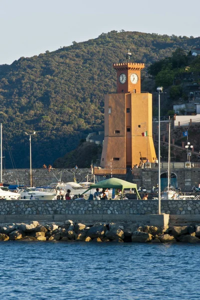 La torre del reloj en de Rio Marina, Isla Elba - Toscana —  Fotos de Stock