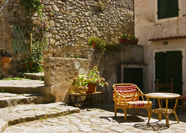 Kleine zitkamer in de openlucht, poggio - eiland elba Rechtenvrije Stockfoto's