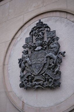 Ottawa, Ontario, Kanada - 14 Kasım 2021: Kanada Kraliyet Arması Ottawa şehir merkezindeki Wellington Binası 'nın yanına monte edildi..