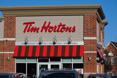 Ottawa, Ontario, Kanada - 15 Ocak 2021 Barrhaven 'daki Tim Hortons mağazasının önü.