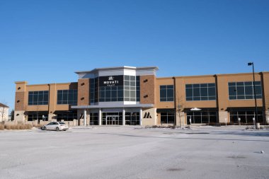 Ottawa, Ontario, Kanada - 15 Ocak 2022: Bir Movati Atletizm Spor Kulübü, eyalet hükümetinin COVID-19 salgını sırasında spor salonlarını kapattığı bir ortamda neredeyse boş bir otoparka sahiptir.