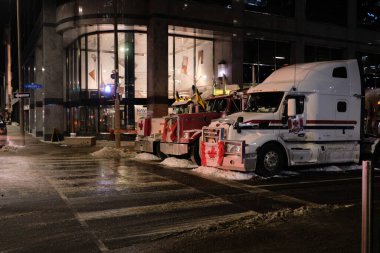 Ottawa, Ontario, Kanada - 4 Şubat 2022: 'Özgürlük Konvoyu' nun Ottawa 'ya gelmesinden bir hafta sonra, şehir merkezi faaliyetleri Cuma akşamına kadar devam eder. Kamyon şoförleri liderliğindeki protestoda aşı görevleri ve COVID-19 kamu sağlığı istirahatına son verilmesi hedefleniyor