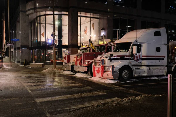 Ottawa, Ontario, Kanada - 4 Şubat 2022: 'Özgürlük Konvoyu' nun Ottawa 'ya gelmesinden bir hafta sonra, şehir merkezi faaliyetleri Cuma akşamına kadar devam eder. Kamyon şoförleri liderliğindeki protestoda aşı görevleri ve COVID-19 kamu sağlığı istirahatına son verilmesi hedefleniyor