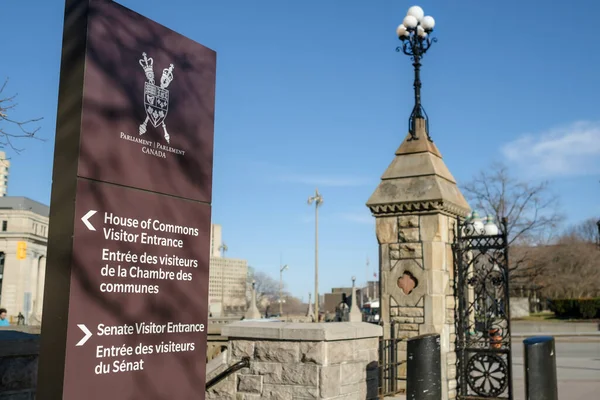 Ottawa Ontario Canada April 2022 Sign Gives Directions Visitor Entrances — Stock Photo, Image