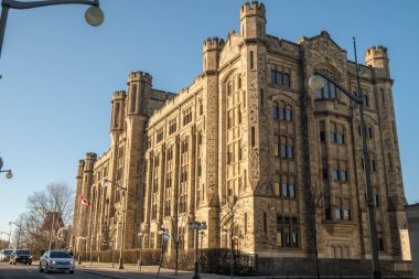 Ottawa, Ontario, Kanada - 22 Nisan 2022: Connaught Binası, bir 1915 ofis binası ve Kanada Ulusal Tarihi Sitesi, şu anda Kanada Gelir Dairesi 'nin (CRA) genel merkezi olarak hizmet vermektedir.).