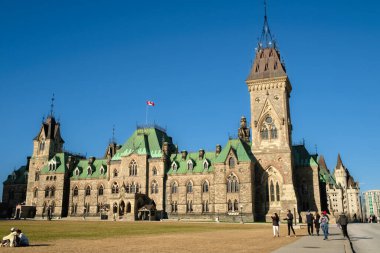 Ottawa, Ontario, Kanada - 22 Nisan 2022: Kanada Parlamento Binalarının Doğu Bloğu Parliament Hill 'in çimlerinden ziyaretçilerle görüldü.