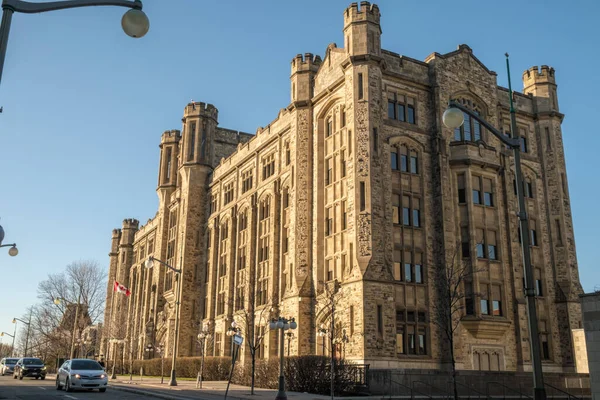 Ottawa, Ontario, Kanada - 22 Nisan 2022: Connaught Binası, bir 1915 ofis binası ve Kanada Ulusal Tarihi Sitesi, şu anda Kanada Gelir Dairesi 'nin (CRA) genel merkezi olarak hizmet vermektedir.).