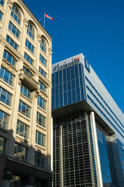 Ottawa, Ontario, Kanada - 22 Nisan 2022 - 90 Sparks Caddesi 'ndeki Thomas D' Arcy McGee binasının kuzeybatı köşesindeki Kanada Federal Hükümeti ve Kanada Kraliyet Bankası (RBC) logoları.