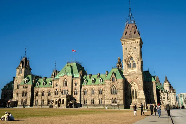 Ottawa, Ontario, Kanada - 22 Nisan 2022: Kanada Parlamento Binalarının Doğu Bloğu Parliament Hill 'in çimlerinden ziyaretçilerle görüldü.