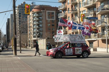 Ottawa, Ontario, Kanada - 29 Nisan 2022: Ottawa şehir merkezindeki Rolling Thunder protestosuna destek veren bayrak, tabela ve çıkartmalar taşıyan bir araba.