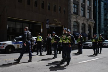 Ottawa, Ontario, Kanada - 30 Nisan 2022: Ottawa Polis Teşkilatı 'ndan (OPS) çok sayıda polis memuru Rolling Thunder protestosu sırasında Queen Caddesi' nde toplandı..