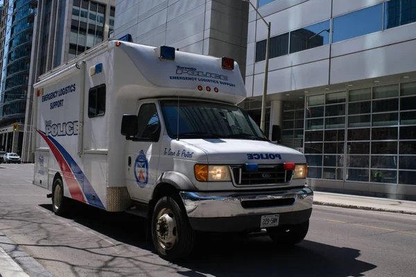 Ottawa, Ontario, Kanada - 30 Nisan 2022: Toronto Polisi tarafından Ottawa 'da yürütülen Acil Lojistik Destek Aracı Rolling Thunder gösterileri sırasında yaşanan bir karışıklığa yanıt verdi.
