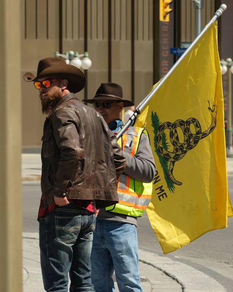 Ottawa Ontario Canada April 2022 Two Men One Carrying Yellow — Stockfoto