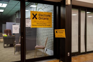 Smiths Falls, Ontario, Kanada - 22 Mayıs 2022: 2022 eyalet seçimleri sırasında Ontario 'nun boş bir seçim bürosunda işe alma ilanı.