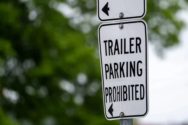 一个写着 禁止拖车停放 的金属标志的特写 — 图库照片