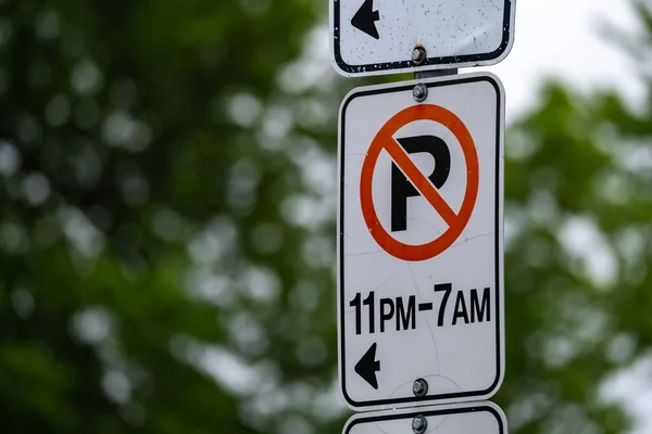 金属标志的关门禁止停车标志 禁止在晚上11时至早上7时之间通宵泊车 — 图库照片