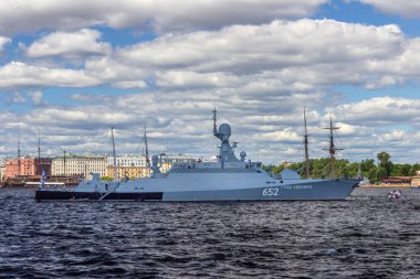 St. Petersburg, Rusya -24 Temmuz 2021: 21631 Buyan-M küçük füze gemisi Grad Sviyazhsk St. Petersburg 'daki Donanma Günü geçit töreninde.