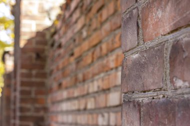 Eski bir taş duvarın köşesinde. Parktaki eski çitin tuğla işi..