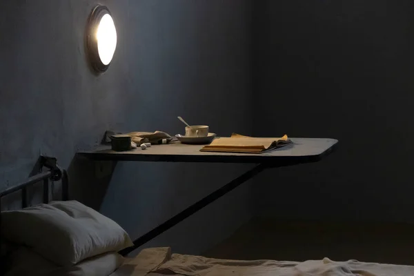 St. Petersburg, Rusya - 18 Mart 2021: Peter ve Paul Kalesi 'nin Trubetskoy Kalesi' ndeki tek kişilik hücrede bir masa.