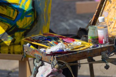 St. Petersburg, Rusya - Eylül 05.2021 Bir sokak sanatçısının paleti ve resimleri.