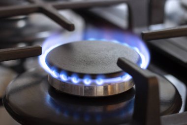 Mutfak sobasında yanan bir gaz ocağı. Yemek pişirmek için doğal gaz kullanımı.