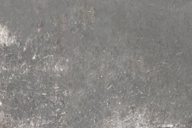 Yumru çarşafın yıpranmış yüzeyi güneşin altında solmuş. İnce benekli noktalı bir yapı..