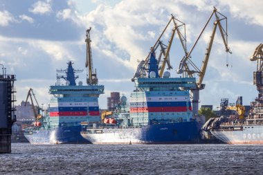 St. Petersburg, Rusya - 17 Ekim 2021: Baltık Tersanesi 'nin tamamlanma iskelesinde 22220 